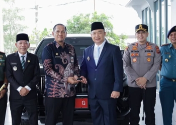 Pemkab Ketapang Serahkan Kendaraan Dinas Bupati dan Wakil Bupati