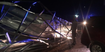 Cuaca Ekstrem Landa Kubu Raya: Puluhan Rumah Rusak, Pemotor Tertimpa Pohon Besar