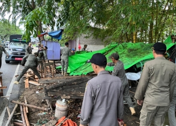 Satpol PP Pontianak Tertibkan Lapak PKL Buah Musiman di Pal Lima