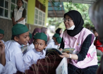 YBM dan Srikandi PLN UP2B Kalselteng Peringati Hari Buku Sedunia dengan Aksi Berbagi Buku