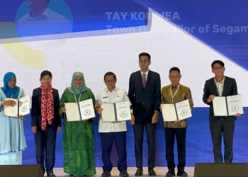 Edi Kamtono Terima Penghargaan GCOM Compliance Badge di Forum Internasional