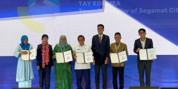 Edi Kamtono Terima Penghargaan GCOM Compliance Badge di Forum Internasional