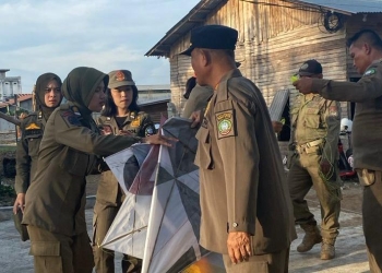 Satpol PP Pontianak Tertibkan Puluhan Layangan di Jalan Karet