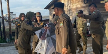 Satpol PP Pontianak Tertibkan Puluhan Layangan di Jalan Karet