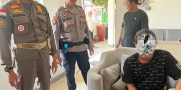 Pria Misterius Bongkar Papan Gedung Tua di Samping Rumdin Wagub Kalbar