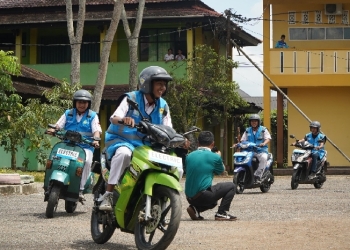 Motor Bensin Disulap Jadi Listrik, Siswa SMK Antusias Jajal Hasil Konversi PLN