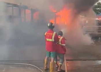 Kapal Sembako Terbakar di Pelabuhan Senghie Pontianak, Kerugian Capai Rp 500 Juta