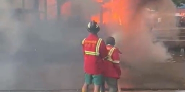 Kapal Sembako Terbakar di Pelabuhan Senghie Pontianak, Kerugian Capai Rp 500 Juta