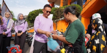 Wako Pontianak Bagikan Tas Belanja dari Anyaman Gratis di Pasar Kemuning
