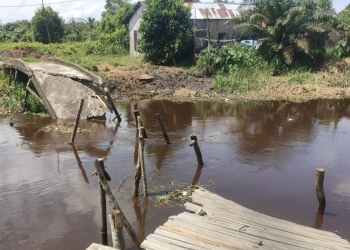 Jembatan Desa Mega Timur Roboh, Warga Bangun Jalur Darurat dengan Tali dan Sampan