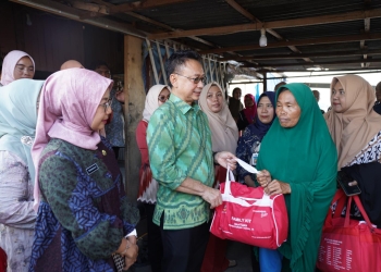 Rumah Warga Roboh Dihantam Ombak Kapal, Wali Kota Edi Bergegas Datang dan Beri Bantuan