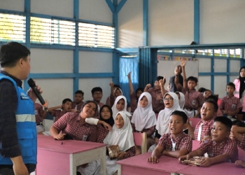 Edukasi Asyik ala PLN: Siswa SD Ketapang Belajar Listrik dan Lingkungan