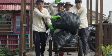 Peringati Hari Lingkungan Hidup, PLN Gelar Aksi Bersih Sungai Kapuas dan Kumpulkan Lebih dari 3 Ton Sampah