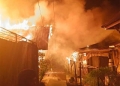 Tiga Rumah di Jalan Merdeka Terbakar, Dua Pemadam Tersengat Listrik