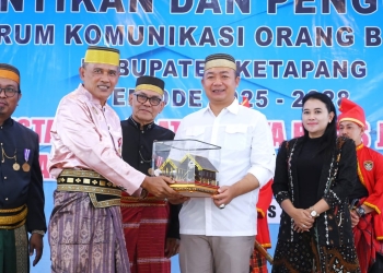 Hadiri Pelantikan DPD FKOB, Bupati Alex Dukung Pembangunan Rumah Adat Bugis