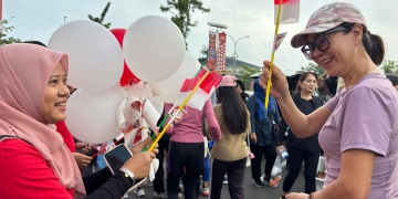 ASN Inspektorat Pontianak Bagikan Bendera Merah Putih dan Pamflet “Tolak Gratifikasi”