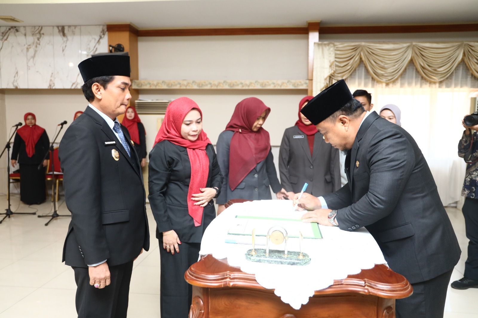 Pelantikan dan pengukuhan pejabat struktural dan fungsional. (Foto: Kominfo/Prokopim Pontianak)