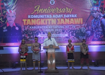 Hadiri Anniversary Komunitas Adat Dayak Tangkintn Janawi, Bupati Alexander: Tetap Jaga Persatuan