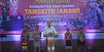 Hadiri Anniversary Komunitas Adat Dayak Tangkintn Janawi, Bupati Alexander: Tetap Jaga Persatuan