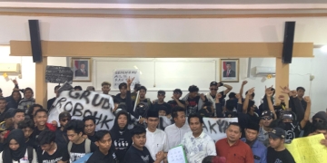 Hadiri Anniversary Komunitas Adat Dayak Tangkintn Janawi, Bupati Alexander: Tetap Jaga Persatuan