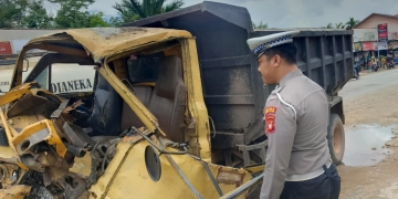 Mobil Box Ringsek Ditabrak Dump Truk di Jalan Trans Kalimantan
