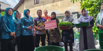 Pemkot Pontianak Sebarkan Bantuan Budikdamber kepada 30 Posyandu