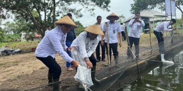 Kepala Kanwil Ditjenpas Kalbar Tebar 1.000 Benih Ikan di SAE Lapas Ketapang