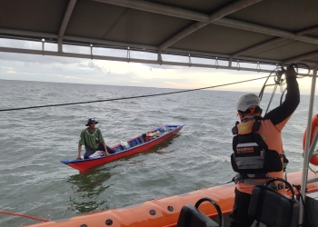 Tim SAR Berhasil Evakuasi Nelayan Ketapang yang Alami Kendala Mesin di Pantai Laut Mati