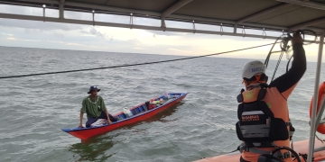 Tim SAR Berhasil Evakuasi Nelayan Ketapang yang Alami Kendala Mesin di Pantai Laut Mati