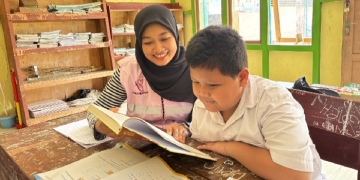 PLN UP2B Kalbar Tebarkan Semangat Literasi, Salurkan Bantuan Buku dan Sarana Belajar di Sungai Raya