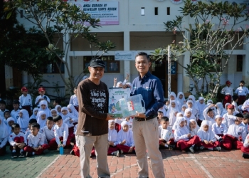 PLN UP2B Kalselteng Tanamkan Semangat Literasi Lewat “Berbagi Buku, Berbagi Ilmu” di SDN 005 Sungai Besar