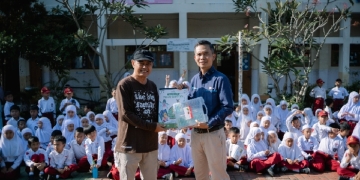 PLN UP2B Kalselteng Tanamkan Semangat Literasi Lewat “Berbagi Buku, Berbagi Ilmu” di SDN 005 Sungai Besar