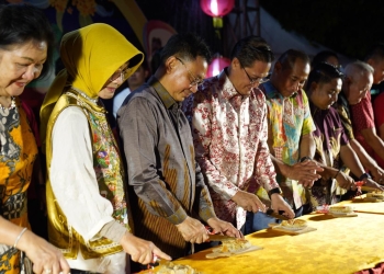 Rayakan Mooncake Festival 2025 di Taman Alun Kapuas, Edi Sebut Festival Kue Bulan Simbol Keharmonisan Warga