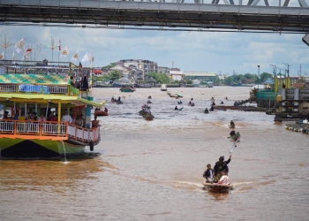 Karnaval air menjadi tradisi dalam menyambut Hari Jadi Pontianak. Kegiatan ini untuk mengenang asal muasal berdirinya Pontianak. (Foto: Kominfo/Prokopim Pontianak)