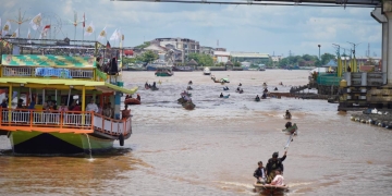 Karnaval air menjadi tradisi dalam menyambut Hari Jadi Pontianak. Kegiatan ini untuk mengenang asal muasal berdirinya Pontianak. (Foto: Kominfo/Prokopim Pontianak)
