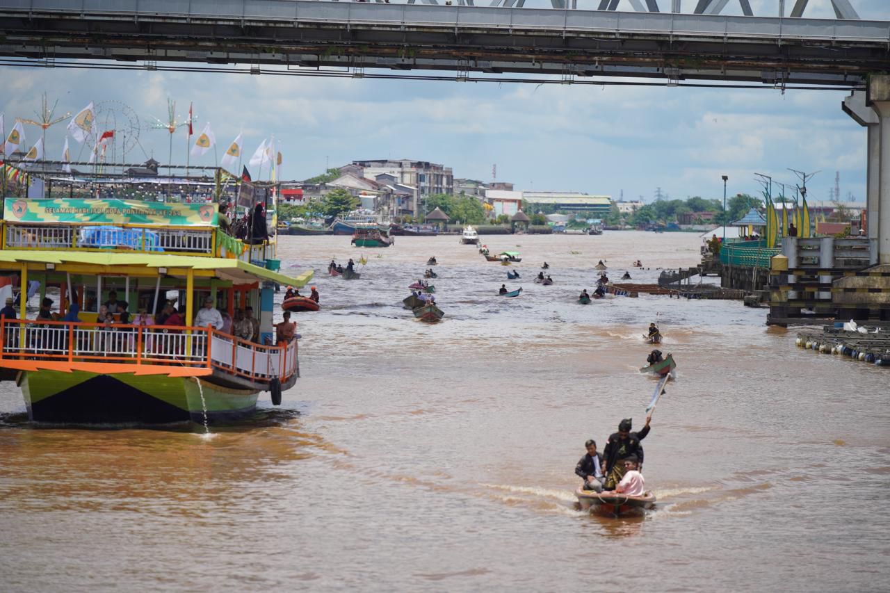 Karnaval air menjadi tradisi dalam menyambut Hari Jadi Pontianak. Kegiatan ini untuk mengenang asal muasal berdirinya Pontianak. (Foto: Kominfo/Prokopim Pontianak)