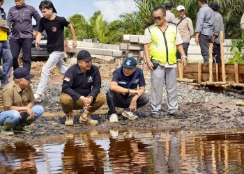Bupati Ketapang Tinjau Langsung Progres Perbaikan Jalan Pelang – Kepuluk – Batu Tajam