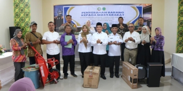 Pemkot Pontianak Serahkan Bantuan 67 Jenis Barang Kebutuhan Warga