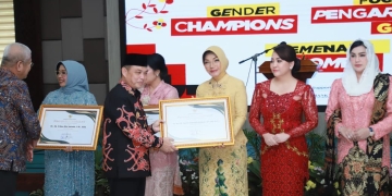 Yanieta Arbiastutie Terima Penghargaan dari Gubernur Kalbar