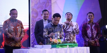 Bupati Ketapang Persembahkan Tumpeng Khusus di Malam Puncak HUT AJK
