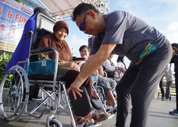 Terharu Terima Bantuan Kursi Roda, Mirnawati Ucapkan Terima Kasih kepada Wali Kota Pontianak