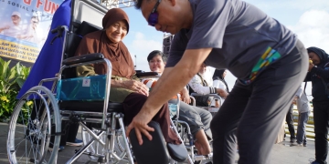 Terharu Terima Bantuan Kursi Roda, Mirnawati Ucapkan Terima Kasih kepada Wali Kota Pontianak