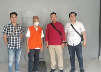 Polisi Serahkan Tersangka Kasus Dugaan Korupsi dan Pencucian Uang PUPR ke Kejari Pontianak