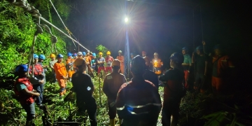 PLN UPT Pontianak Pulihkan Jaringan Terdampak Pohon Tumbang pada Line 2 Tayan – Ngabang