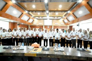 Sekda Ketapang, Repalianto, bersama perangkat daerah foto bersama usai sosialisasi E-Hibah. (Foto: Prokopim Ketapang)