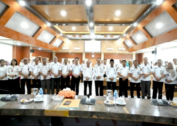 Sekda Ketapang, Repalianto, bersama perangkat daerah foto bersama usai sosialisasi E-Hibah. (Foto: Prokopim Ketapang)