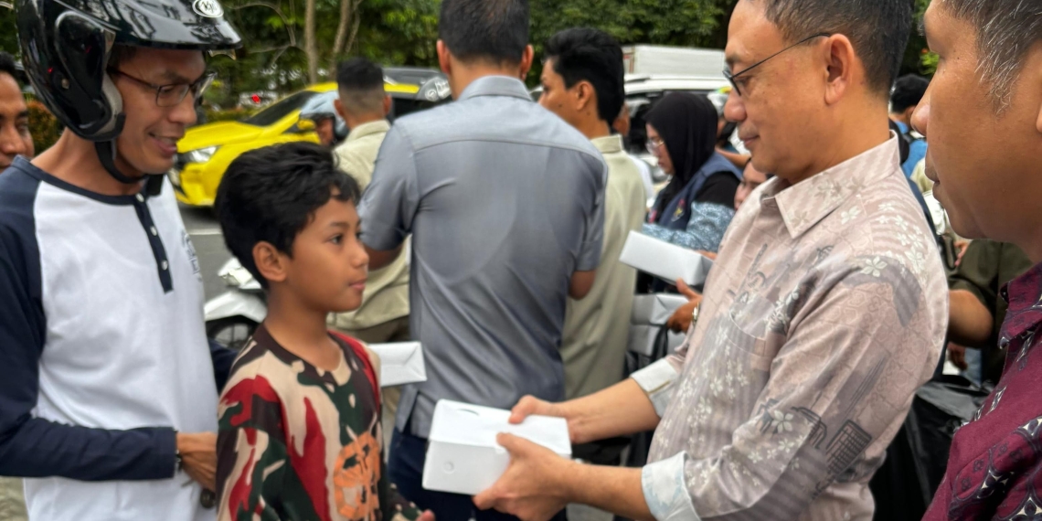 Edi Kamtono dan Daud Yordan Berbagi Takjil di Bundaran Digulis