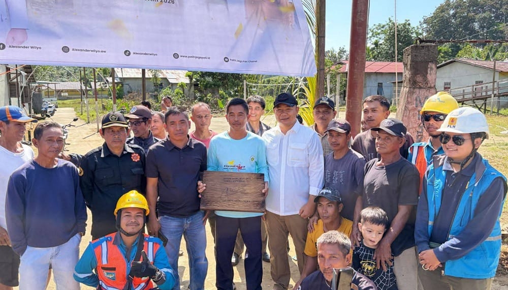 Bupati Alexander Tancapkan Tiang Listrik Pertama di Dusun Tanjung Lambai