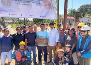 Bupati Alexander Tancapkan Tiang Listrik Pertama di Dusun Tanjung Lambai