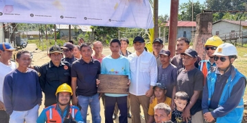 Bupati Alexander Tancapkan Tiang Listrik Pertama di Dusun Tanjung Lambai